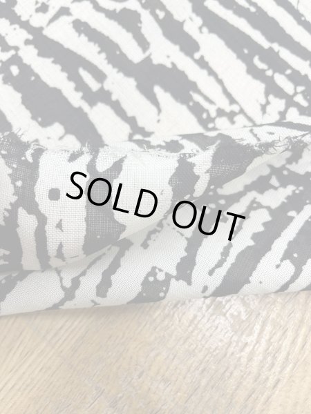 画像5: 生地:抽象柄プリントポリエステル生地(クリーム×ブラック) (5)