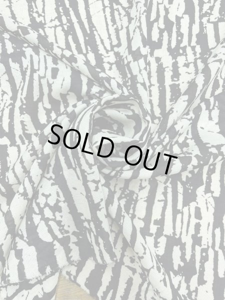 画像7: 生地:抽象柄プリントポリエステル生地(クリーム×ブラック) (7)