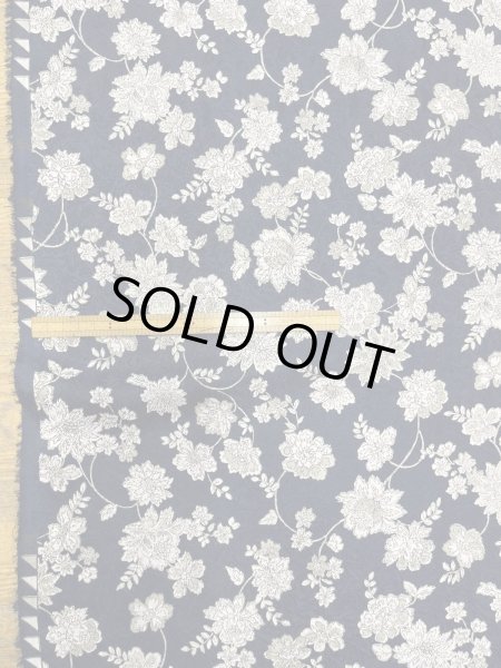 画像2: 生地:ポリエステル100%ジャガード織り花柄プリント生地(紺/白・グレー) (2)