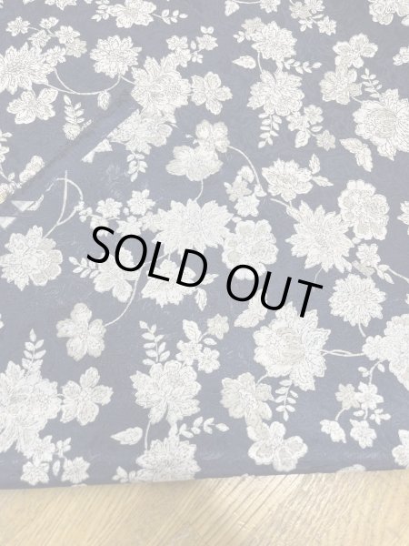 画像4: 生地:ポリエステル100%ジャガード織り花柄プリント生地(紺/白・グレー) (4)
