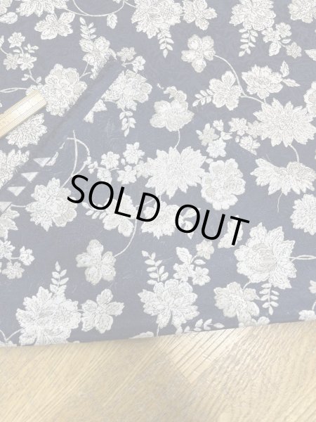 画像5: 生地:ポリエステル100%ジャガード織り花柄プリント生地(紺/白・グレー) (5)