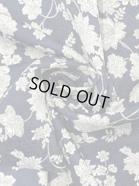 画像8: 生地:ポリエステル100%ジャガード織り花柄プリント生地(紺/白・グレー) (8)