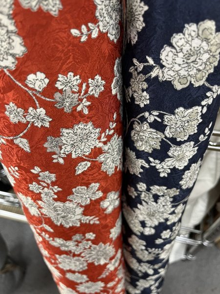画像9: 生地:ポリエステル100%ジャガード織り花柄プリント生地(赤/白・グレー) (9)