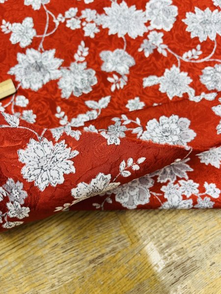 画像5: 生地:ポリエステル100%ジャガード織り花柄プリント生地(赤/白・グレー) (5)