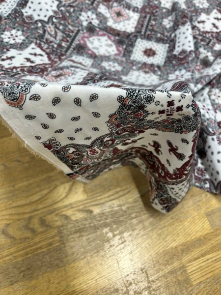 画像8: 生地:ポリエステル100%ペイズリーバンダナパッチワーク柄プリント(白地) (8)