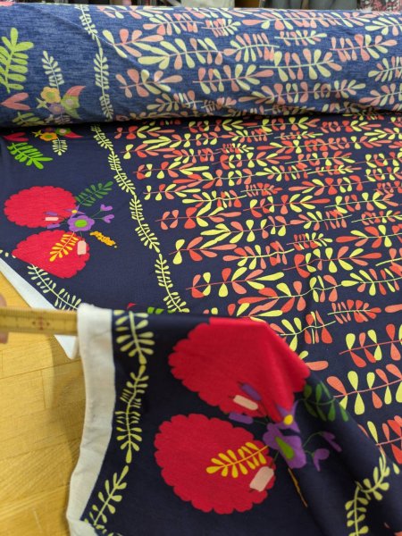 画像5: 生地：ポリエステル紺地×オレンジ黄系プリントパネルニット (5)