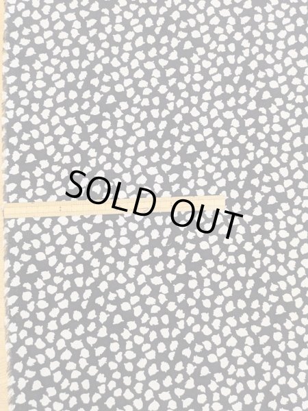 画像2: 生地:ポリエステル100%ヴィーナスデシン(黒×白変形ドット) (2)