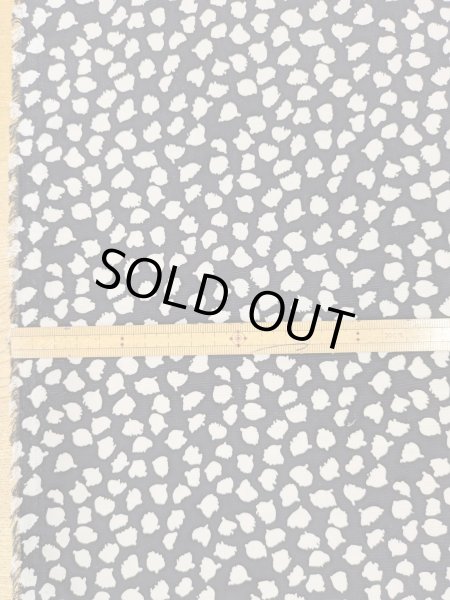 画像3: 生地:ポリエステル100%ヴィーナスデシン(黒×白変形ドット) (3)