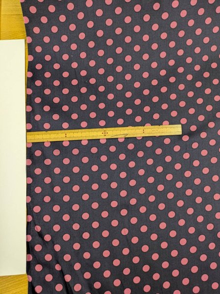画像1: 生地：綿65％・シルク35％ 綿シルクサテンドット柄（ネイビー×ピンク） (1)