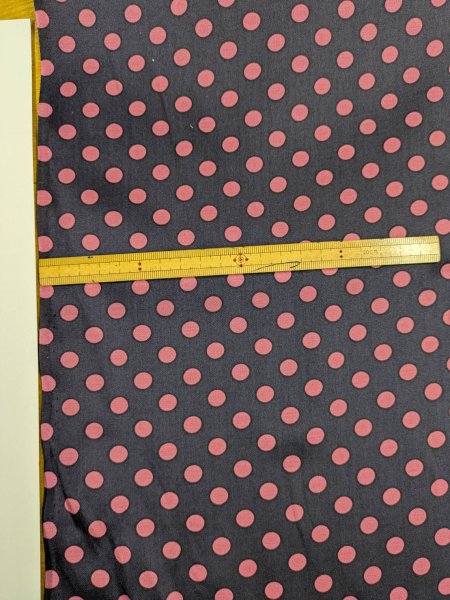 画像2: 生地：綿65％・シルク35％ 綿シルクサテンドット柄（ネイビー×ピンク） (2)