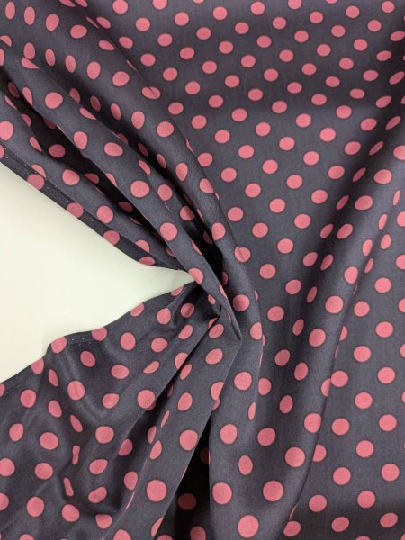 画像4: 生地：綿65％・シルク35％ 綿シルクサテンドット柄（ネイビー×ピンク） (4)