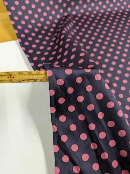 画像6: 生地：綿65％・シルク35％ 綿シルクサテンドット柄（ネイビー×ピンク） (6)