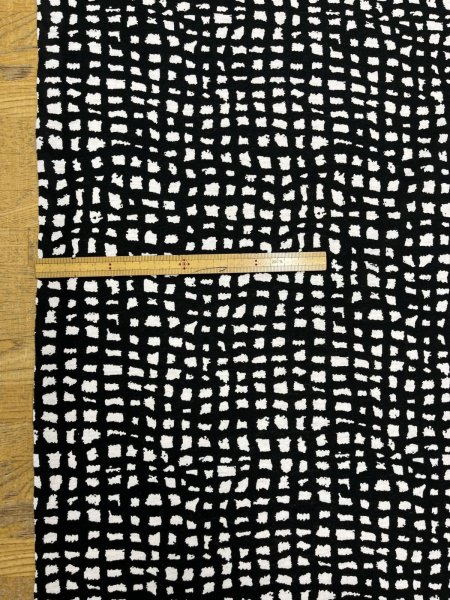 画像2: 生地：綿100％モノトーン手書き風チェック 天竺ニット（白／黒） (2)