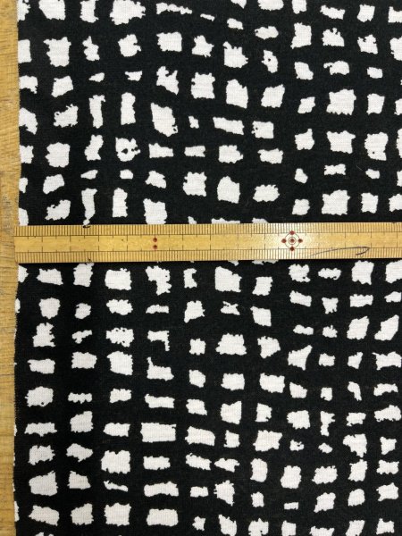 画像3: 生地：綿100％モノトーン手書き風チェック 天竺ニット（白／黒） (3)