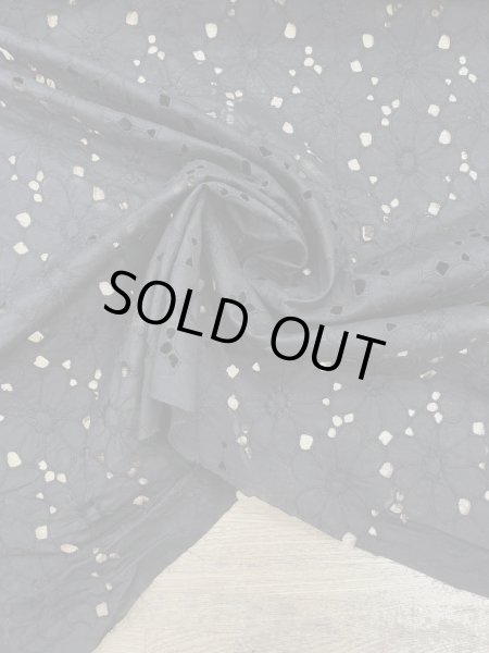 画像8: 生地：綿100％花刺繍レース生地（黒） (8)