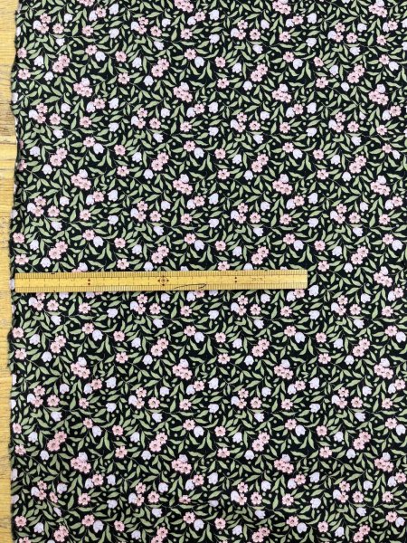 画像2: 生地：綿100％小花プリント平織（ブラック） (2)