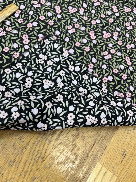 画像4: 生地：綿100％小花プリント平織（ブラック） (4)