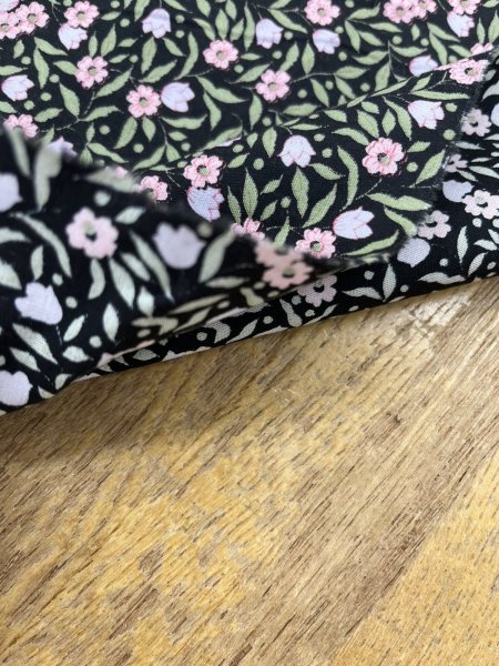 画像5: 生地：綿100％小花プリント平織（ブラック） (5)