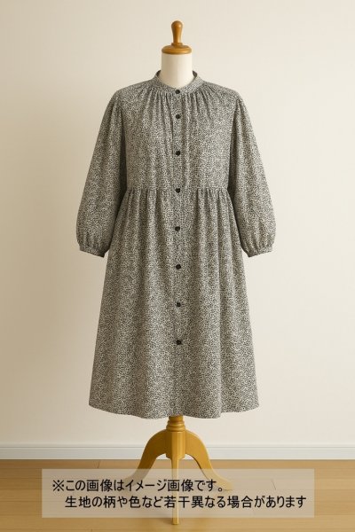 画像1: 生地：ポリエステル100％二越ちりめん豆小花（白地×黒） (1)