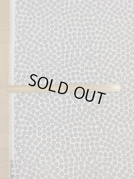 画像2: 生地：ポリエステル100％二越ちりめん豆小花（白地×黒） (2)