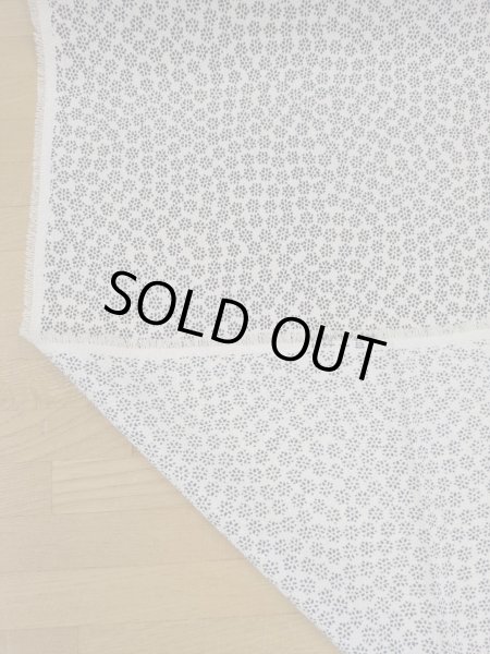 画像4: 生地：ポリエステル100％二越ちりめん豆小花（白地×黒） (4)