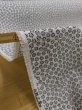 画像5: 生地：ポリエステル100％二越ちりめん豆小花（白地×黒） (5)