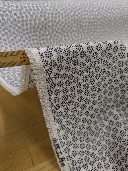 画像5: 生地：ポリエステル100％二越ちりめん豆小花（白地×黒） (5)