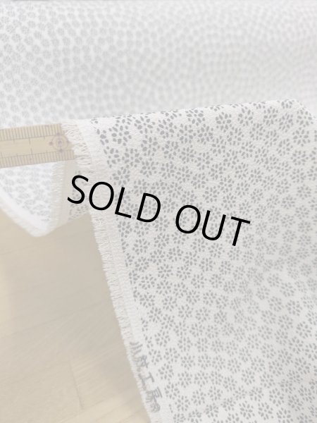 画像5: 生地：ポリエステル100％二越ちりめん豆小花（白地×黒） (5)