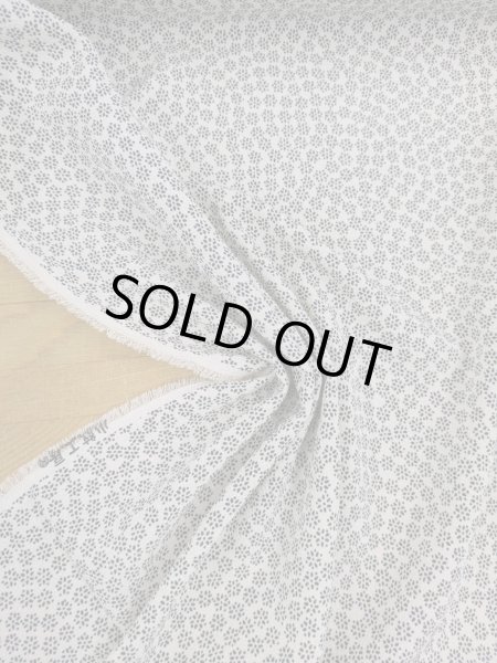 画像6: 生地：ポリエステル100％二越ちりめん豆小花（白地×黒） (6)