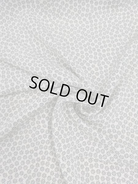 画像7: 生地：ポリエステル100％二越ちりめん豆小花（白地×黒） (7)