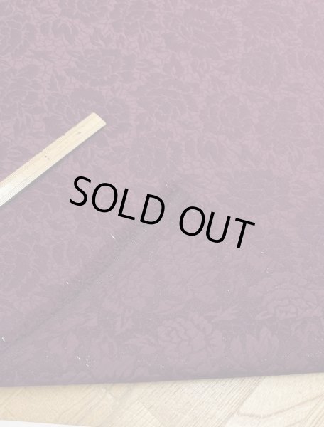 画像4: 生地：ポリエステル100％バラ柄ふくれジャガード（エンジ） (4)