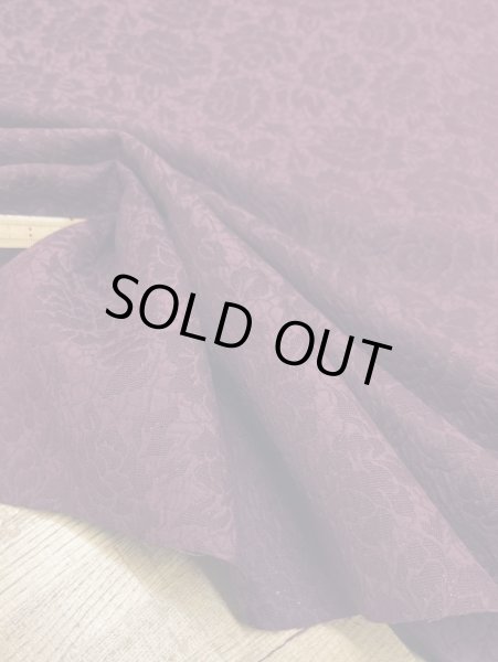 画像6: 生地：ポリエステル100％バラ柄ふくれジャガード（エンジ） (6)