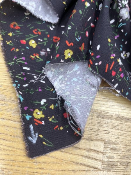 画像8: 生地：ポリエステル100％小花柄プリント（黒） (8)