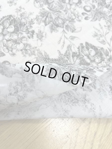 画像5: 生地：綿100％花柄リアルプリント（白地×黒） (5)