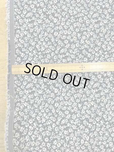 画像3: 生地：ポリエステル小花柄エンボスシャーリング（紺×白） (3)