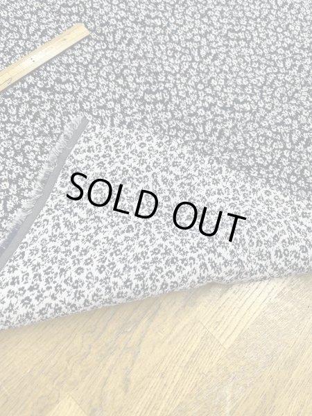 画像4: 生地：ポリエステル小花柄エンボスシャーリング（紺×白） (4)