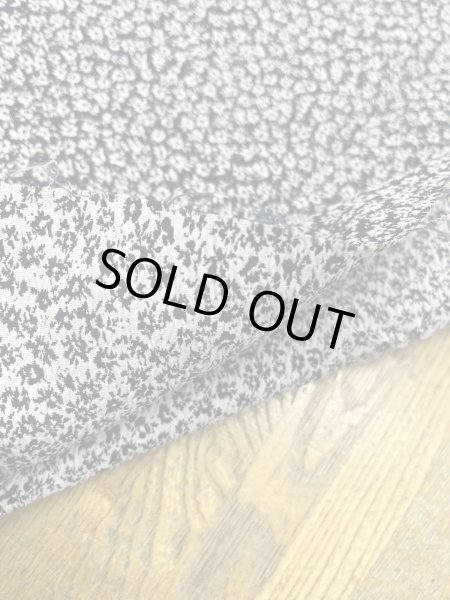 画像5: 生地：ポリエステル小花柄エンボスシャーリング（紺×白） (5)