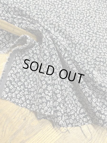 画像6: 生地：ポリエステル小花柄エンボスシャーリング（紺×白） (6)