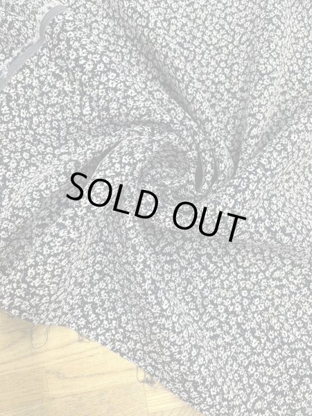 画像7: 生地：ポリエステル小花柄エンボスシャーリング（紺×白） (7)