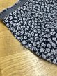 画像8: 生地：ポリエステル小花柄エンボスシャーリング（紺×白） (8)