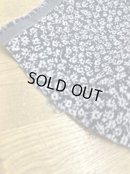 画像8: 生地：ポリエステル小花柄エンボスシャーリング（紺×白） (8)