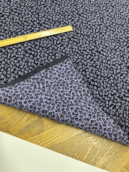 画像4: 生地：ポリエステル小花柄エンボスシャーリング（紺×パープル） (4)