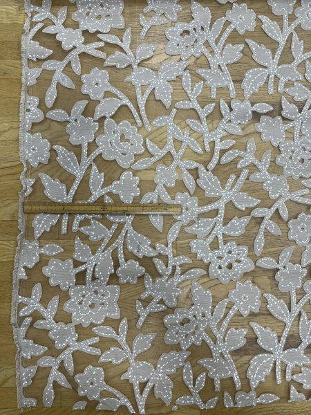 画像1: 生地：オーガンジー花柄刺繍レース（ベージュ） (1)