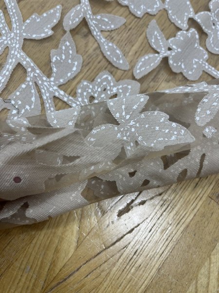 画像4: 生地：オーガンジー花柄刺繍レース（ベージュ） (4)