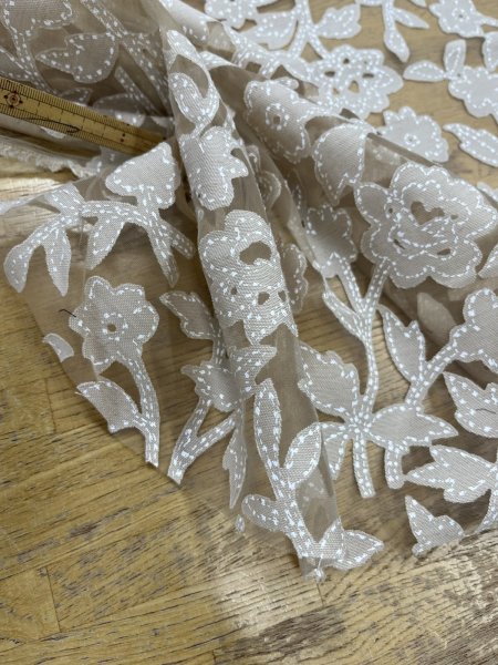 画像5: 生地：オーガンジー花柄刺繍レース（ベージュ） (5)