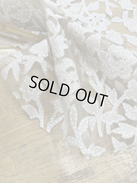画像5: 生地：オーガンジー花柄刺繍レース（ベージュ） (5)