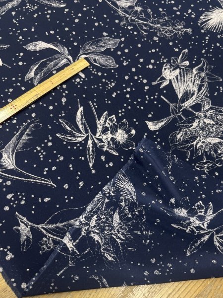 画像4: 生地：ニュービーナス糸ポリエステルデシン花柄（紺／白） (4)