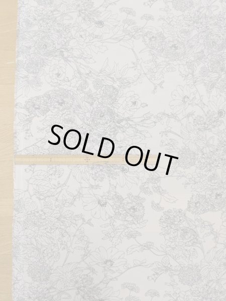 画像2: 生地：ジーナ糸ポリエステルデシン花柄（白／グレー） (2)