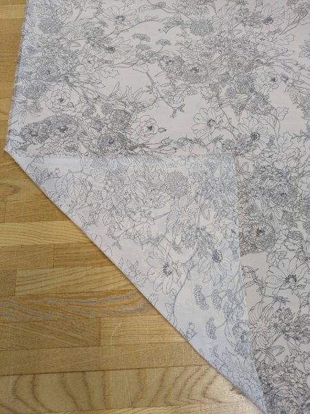 画像4: 生地：ジーナ糸ポリエステルデシン花柄（白／グレー） (4)