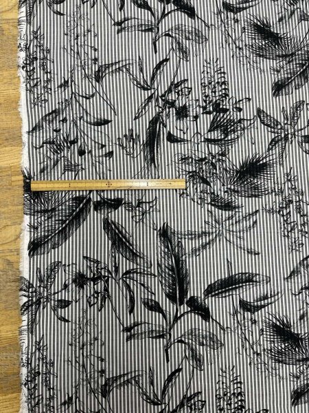 画像2: 生地：綿100％／70ローン 先染めストライプ 花柄プリント（紺×白） (2)